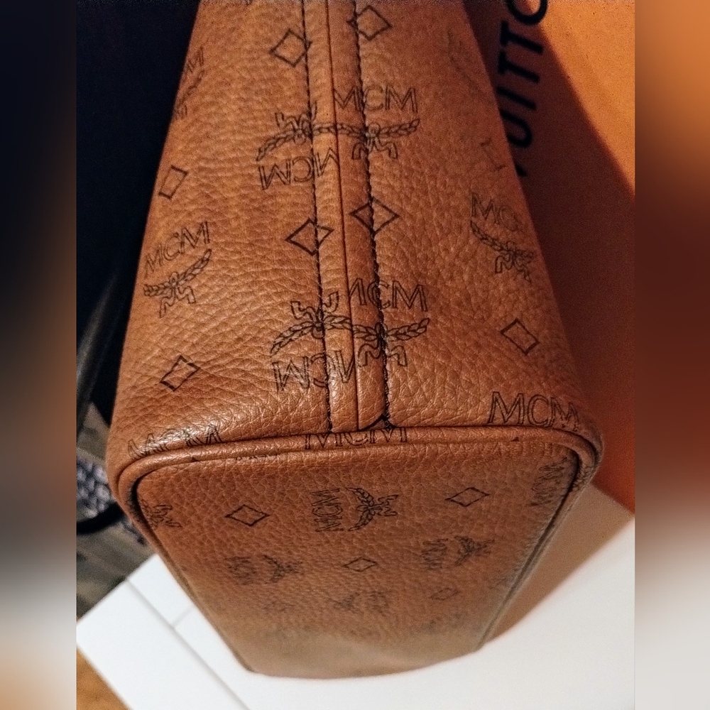 MCM Tote With MCM Bone Bag Charm And Card Of Authentication EUC - Picture 8 of 13